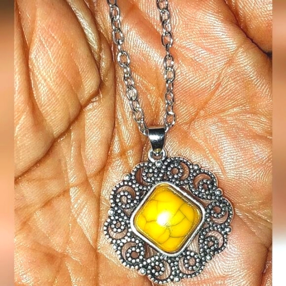 Vintage Ladies Elegant Pendant Stone Necklace
